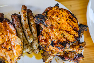Grillfleisch auf einem weißen Teller