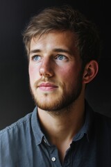 Obraz premium A man with a beard and blue eyes looking at the camera