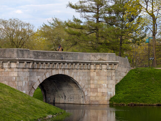 Obraz premium Ancient stone bridge in the park