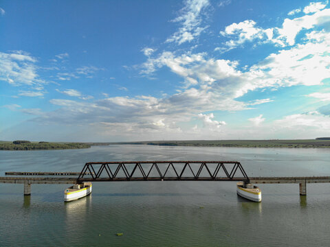 Train rail bridge over the Tiete River in the state of S&atilde;o Paulo