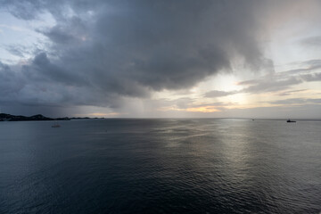 Küstenlandschaft Grenadas mit spektakulären Himmel