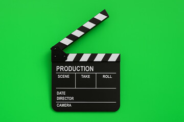 Obraz premium Film Clapper in green background