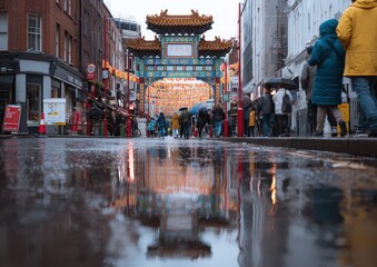 Obraz premium Rainy day in bustling Chinatown street with reflections.