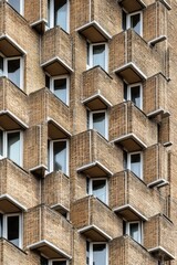 Obraz premium Unique architectural design featuring honeycomb structure of a residential building in an urban environment during daylight, showcasing modern construction techniques