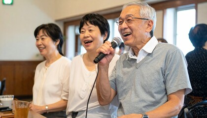 シニア同窓会　カラオケで歌う