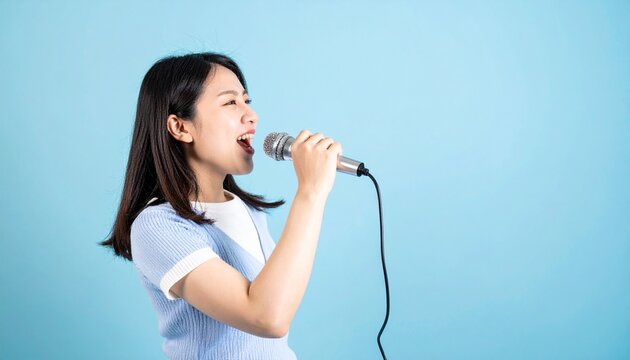 カラオケで歌う若い日本人女性