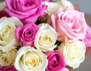 Obraz premium Vibrant bouquet of roses showcases delicate petals in shades of pink and white, evoking sense of beauty and elegance