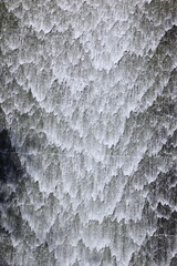 小河内ダムを落ちる水紋