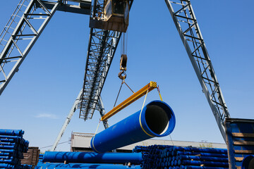 Cast iron pipe transportation by overhead crane