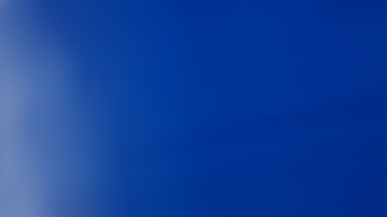 Obraz premium Vibrant electric blue gradient with subtle motion, perfect for technology, branding, or digital art.