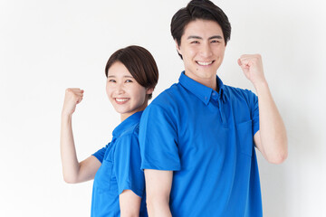 ガッツポーズする笑顔の宅配業者・介護士