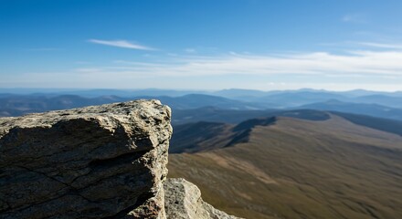 Obraz premium Mountaintop Vista: A Sunny Day's Panoramic View