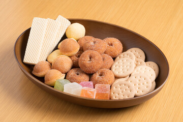 木製のお皿に載せた甘いお菓子の盛り合わせ