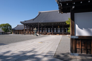 Naklejka premium 日本、京都、西本願寺、寺院、佛寺、佛教、木造建築、古代建築、庭園、文化財、日本文化、歷史名勝、綠色、風景、青空、秋、写真素材
