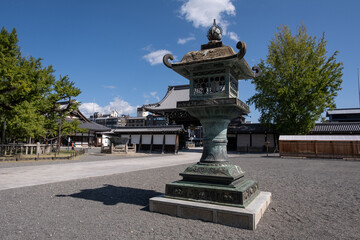 Fototapeta premium 日本、京都、西本願寺、寺院、佛寺、佛教、木造建築、古代建築、庭園、文化財、日本文化、歷史名勝、綠色、風景、青空、秋、写真素材