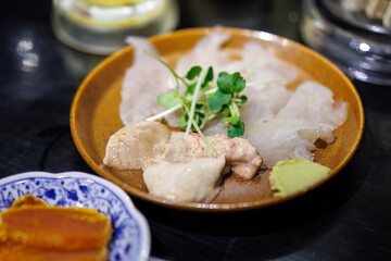 カラスミ（ボラの卵巣を熟成させた日本伝統の珍味）。
カワハギのお刺身、肝（肝臓）和え。
矢向駅前の立ち呑み居酒屋で晩ごはんを食す
神奈川県横浜市-2024
