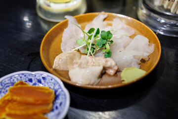 カラスミ（ボラの卵巣を熟成させた日本伝統の珍味）。
カワハギのお刺身、肝（肝臓）和え。
矢向駅前の立ち呑み居酒屋で晩ごはんを食す
神奈川県横浜市-2024

