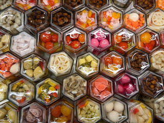 カラフルなピクルスの瓶詰め