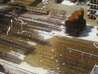 Reinforcement for reinforced concrete awaiting use on a building site - Ferraillage pour béton...