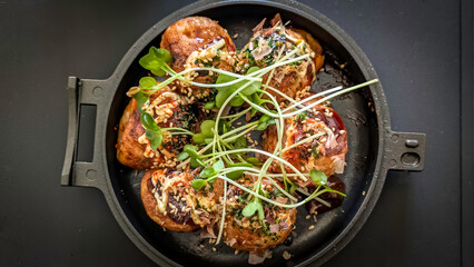 スキレットで温めたたこ焼き