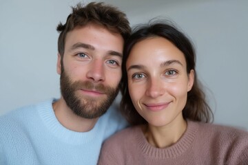 Obraz premium Millennial parents embracing joyful chaos in candid portrait