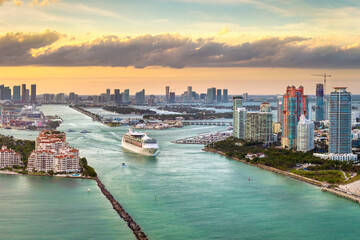Naklejka premium Luxury cruise liner ship departing from Miami, Florida. Travel to the USA vacation concept