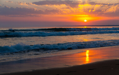 Obraz premium Beautiful beach scenery with waves and soft sandy beach