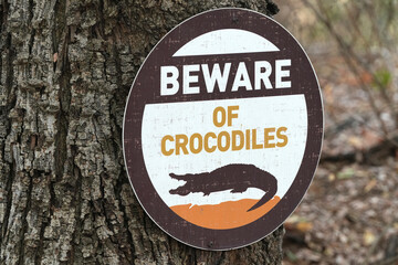 Warnschild vor freilebenden Krokodilen in Flussnähe im Norden von Namibia