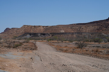 Sandpiste als Strasse quer durch die weiten Wüsten von Namibia zu den Burnt Mountain