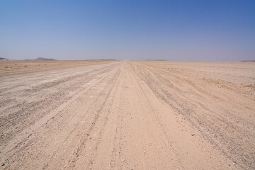 Sandpiste als Strasse quer durch die weiten Wüsten von Namibia im Namib Gebiet