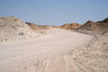 Sandpiste als Strasse quer durch die weiten Wüsten von Namibia im Namib Gebiet