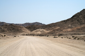 Sandpiste als Strasse quer durch die weiten Wüsten von Namibia in dne Moonlands