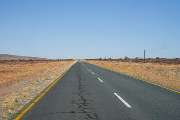 Lange Strasse verlassen quer durch die Weiten von Namibia