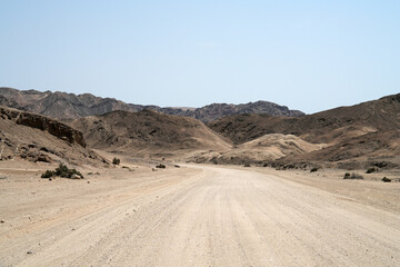 Sandpiste als Strasse quer durch die weiten Wüsten von Namibia im Moonland 