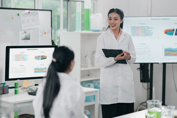 Obraz premium Biofuel innovation using algae in biotechnology laboratory, showcasing scientific extraction of sustainable energy through microbiological research and eco-friendly solutions for the future
