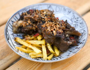 Deliciosa carne estofada con crujientes patatas fritas