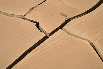 Tiefe Risse im Lehmboden am Rand der Moonlands aufgrund der grossen Trockenheit in Namibia