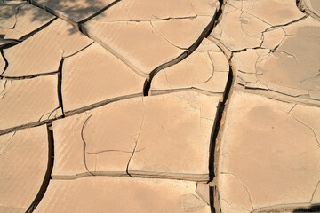 Tiefe Risse im Lehmboden am Rand der Moonlands aufgrund der grossen Trockenheit in Namibia