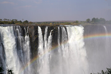 Tosende Wassermassen an den Victoriafällen von Zimbabwe her betrachtet