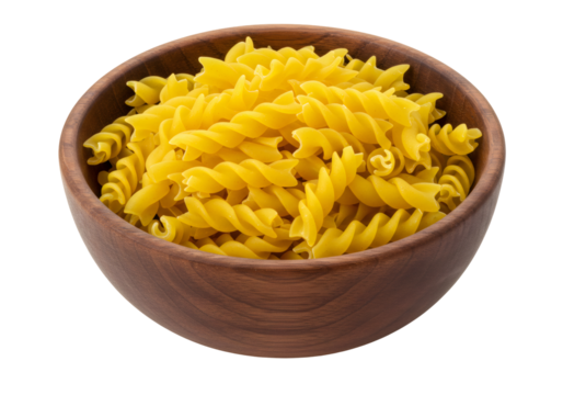 陶器のボウルに入った明るい黄色の乾燥フスilliパスタ、茶色のボウル、透明な背景のクローズアップショット