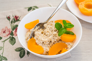 Oatmeal with canned peaches and mint