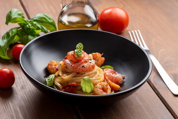 Linguine con gamberi rossi e pomodorini, pasta italiana 