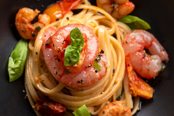 Linguine con gamberi rossi e pomodorini, pasta italiana 