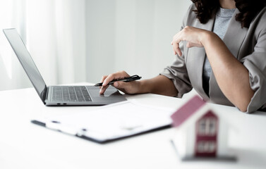 Naklejka premium cagents working in real estate investment and home insurance signing contracts in accordance with the home buying insurance agreements approving purchases for clients