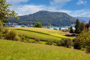 Obraz premium Stunning landscape view of the Alps surrounding Velden am Worthersee in Carinthia, Austria during a sunny day
