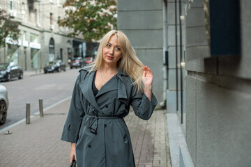 Obraz premium Elegant Plus Size European Woman at Window Shopping in City Center