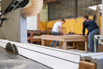 Enseignement education apprentissage ecole technique menuiserie bois scie