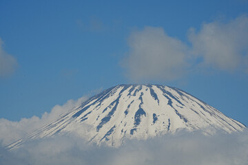 雲に隠れた羊蹄山