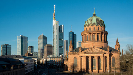 Obraz premium Paulskirche Frankfurt with modern skyline in the background