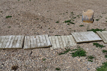 Chemin de planches sur le sable; Promenade à la plage.